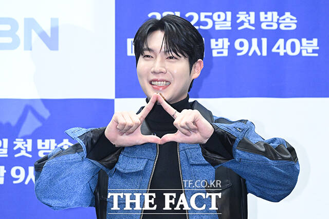 가수 손태진이 25일 오전 서울 마포구 상암 스탠포드호텔 코리아에서 열린 MBN 오디션 프로그램 ‘무명전설-트롯 사내들의 서열전쟁’ 제작발표회에 참석해 포즈를 취하고 있다. /서예원 기자