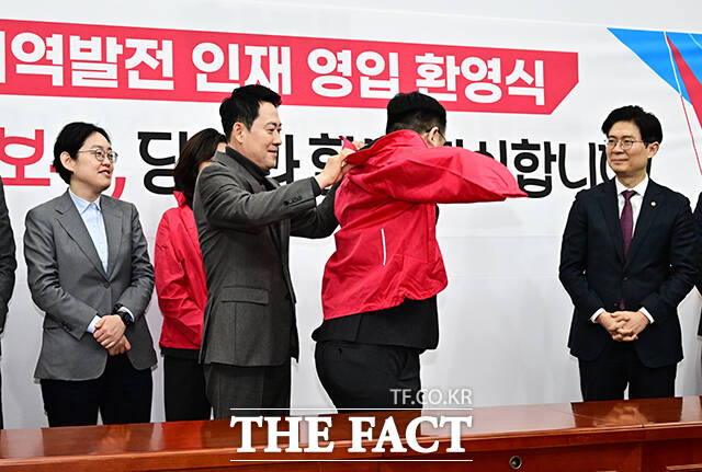 영입 인재들에게 빨간색 점퍼 선물하는 장동혁 국민의힘 대표.