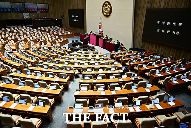 조승환 국민의힘 의원이 25일 오전 서울 여의도 국회에서 열린 제432회국회(임시회) 8차 본회의에 참석해 3차 상법 개정안(상법일부개정법률안)에 대한 무제한토론(필리버스터)를 하고 있다. /국회=배정한 기자