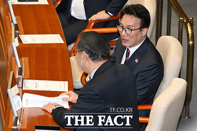 전재수 의원 만나 대화 나누는 김 총리(오른쪽).