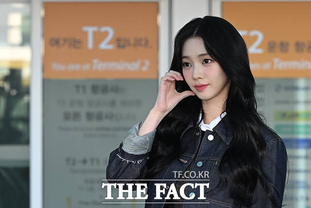 에스파 카리나가 25일 오전 패션쇼 참석을 위해 인천국제공항에서 이탈리아 밀라노로 출국하고 있다. /인천국제공항=김성렬 인턴기자