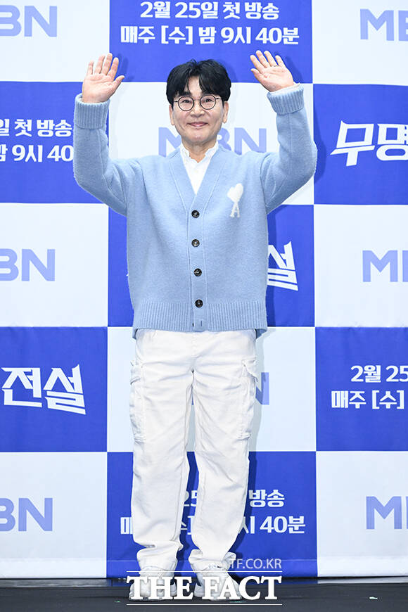 가수 장민호(왼쪽)와 방송인 김대호가 ‘무명전설-트롯 사내들의 서열전쟁’ 제작발표회에 참석해 진행을 하고 있다.