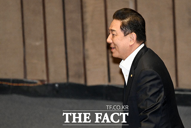 경찰 출석 앞둔 김병기, 여유로운 미소로 본회의 출석.