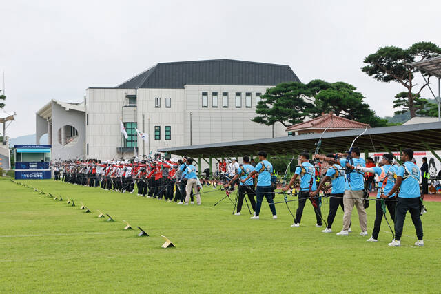 중국 및 인도 양궁선수단 전지훈련 모습. /예천군