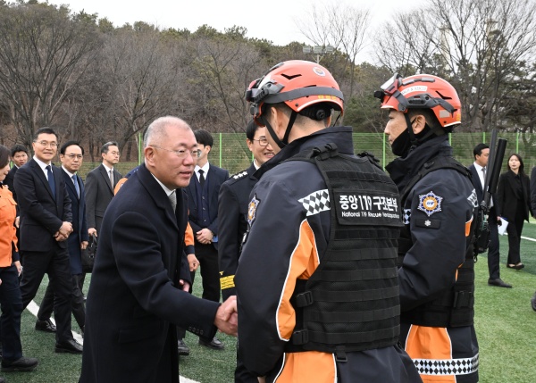 현대차그룹이 소방청과 함께 개발한 원격 화재 진압장비 '무인소방로봇' 4대를 소방청에 공식 기증했다. 사진은 정의선 현대차그룹 회장이 기증 행사에 참석한 소방관들을 격려하고 있는 모습. /현대차그룹