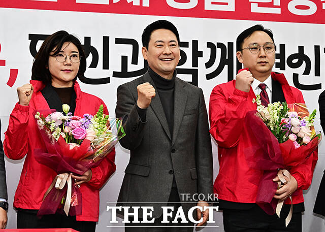 기념사진 촬영하는 장동혁 국민의힘 대표와 영입 인재들.