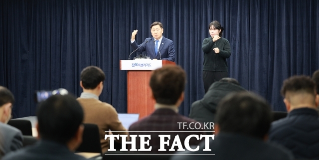 25일 전북도청 브리핑룸에서 김관영 전북도지사가 2030년까지 유니콘 기업 1개와 2029년까지 상장사 10개, 2028년까지 TIPS 기업 100개 육성이라는 1:10:100 목표를 제시하는 기자회견을 갖고 있다. /전북도