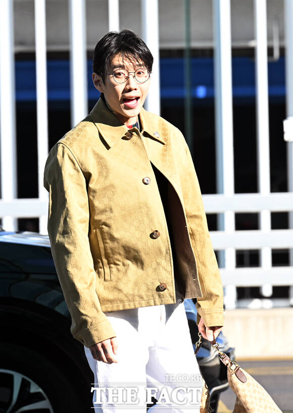 가수 박재범이 25일 오전 구찌 2026 가을 겨울 패션쇼 참석을 위해 인천국제공항에서 밀라노로 출국하며 포즈를 취하고 있다. /인천국제공항=이새롬 기자