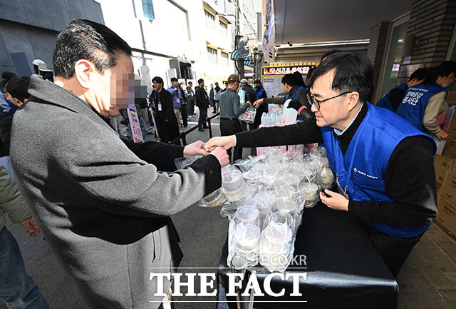 임기근 기획재정부 제2차관(왼쪽)과 배우 박하선 등 행복공감봉사단 단원들이 25일 오전 서울 종로구 돈의동 쪽방촌에서 쪽방촌 어르신을 위한 정월대보름맞이 도시락을 배달하고 있다. /박헌우 기자