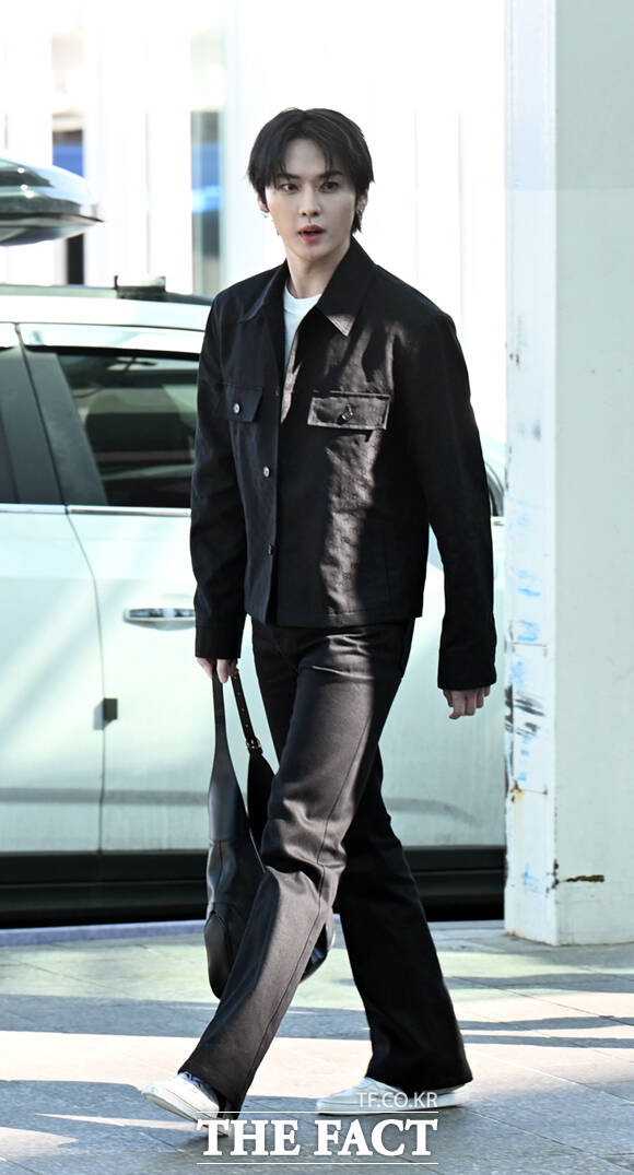 스트레이 키즈 리노가 25일 오전 구찌 2026 가을 겨울 패션쇼 참석을 위해 인천국제공항에서 밀라노로 출국하며 포즈를 취하고 있다. /인천국제공항=이새롬 기자