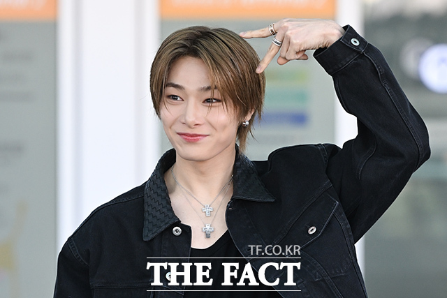 스트레이 키즈 아이엔이 25일 오전 해외 일정 참석을 위해 인천국제공항에서 이탈리아 밀라노로 출국하며 포즈를 취하고 있다. /인천국제공항=김성렬 인턴기자