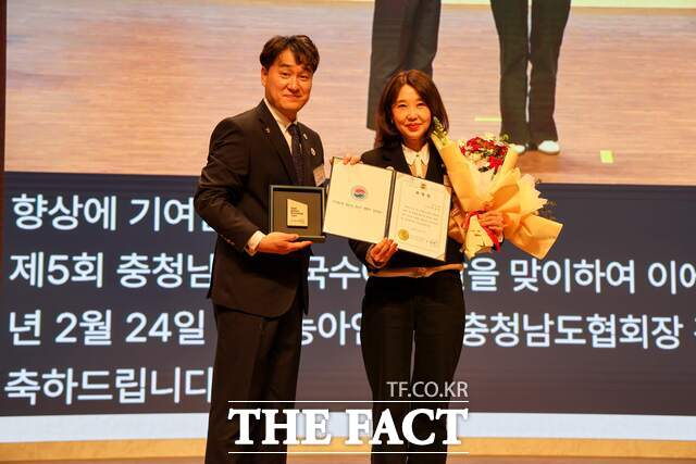 전선아 당진시의원이 24일 한국농아인협회 충청남도협회로부터 표창장을 수여받았다. /당진시의회