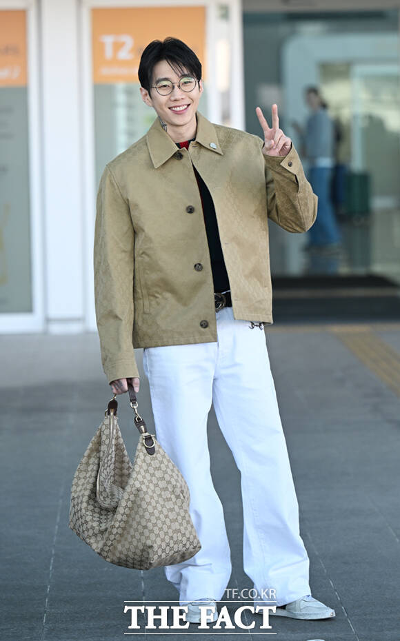 가수 박재범이 25일 오전 구찌 2026 가을 겨울 패션쇼 참석을 위해 인천국제공항에서 밀라노로 출국하며 포즈를 취하고 있다. /인천국제공항=이새롬 기자