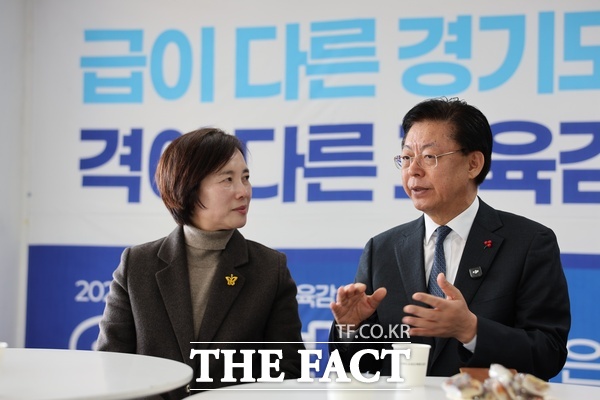 맹수석 대전시교육감 예비후보(오른쪽)와 유은혜 경기도교육감 예비후보가 25일 수원 소재 유 예비후보 선거사무소에서 정책 회동을 가졌다. /맹수석 예비후보