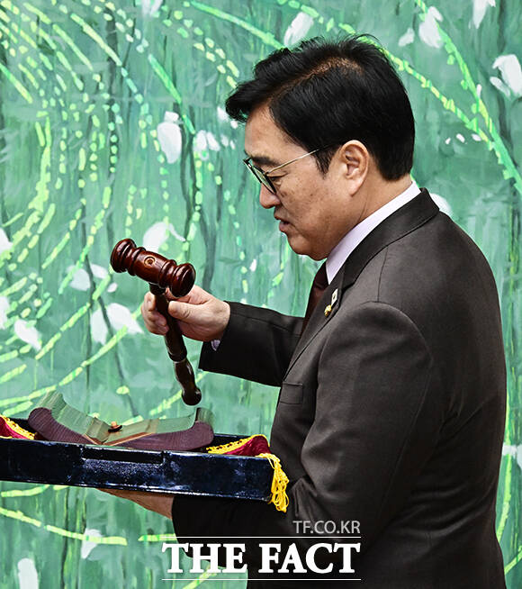 우원식 국회의장(오른쪽)이 25일 오전 서울 여의도 국회에서 열린 ‘국회기록원 제1호 기록물 기증식’에 참석해 본회의장에서 사용하던 의사봉과 의사봉판을 기증하고 있다. /국회=배정한 기자