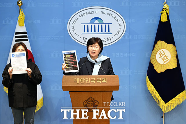 출마를 철회한 인사들의 향후 '몸값'은 높아질 것으로 보인다. 통상 광역단체장 선거는 지역 선거보다 조직 규모와 역량이 중요한데, 이를 모를 리 없는 예비후보들이 불출마 인사의 조직 지원을 받기 위해 '러브콜 경쟁'을 벌일 수 있기 때문이다. 사진은 지난 23일 서울시장 선거 출마 포기를 선언한 서영교 더불어민주당 의원. /남용희 기자