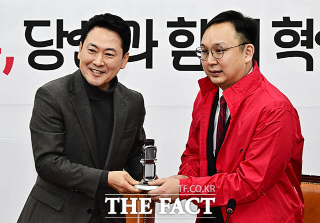 소장품 기증하는 정진우 현대엔지니어링 에너지영업팀 매니저.