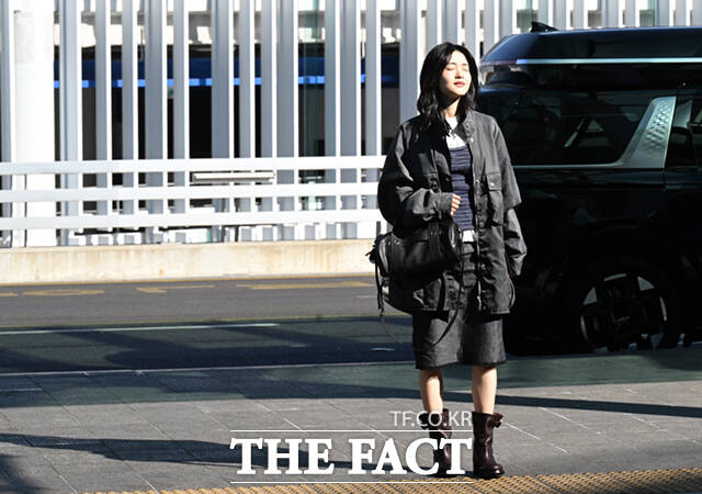 배우 김태리가 25일 오전 프라다(PRADA) 2026 가을 겨울 여성복 패션쇼 참석을 위해 인천국제공항에서 밀라노로 출국하고 있다. /인천국제공항=이새롬 기자