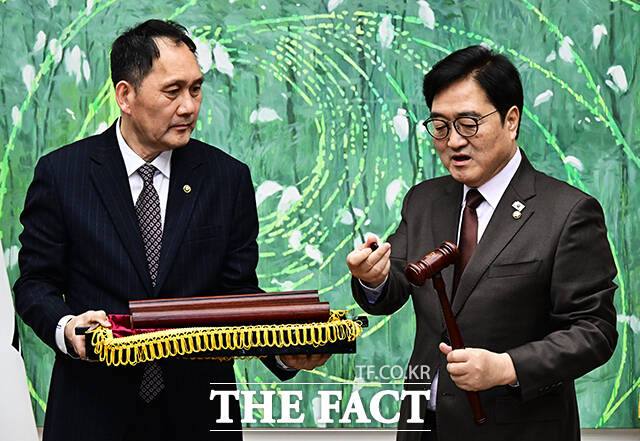 우원식 국회의장(오른쪽)이 25일 오전 서울 여의도 국회에서 열린 ‘국회기록원 제1호 기록물 기증식’에 참석해 본회의장에서 사용하던 의사봉과 의사봉판을 기증하고 있다. /국회=배정한 기자