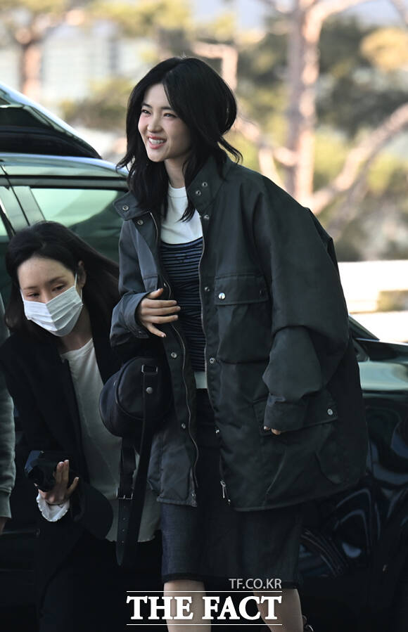 배우 김태리가 25일 오전 프라다(PRADA) 2026 가을 겨울 여성복 패션쇼 참석을 위해 인천국제공항에서 밀라노로 출국하고 있다. /인천국제공항=이새롬 기자