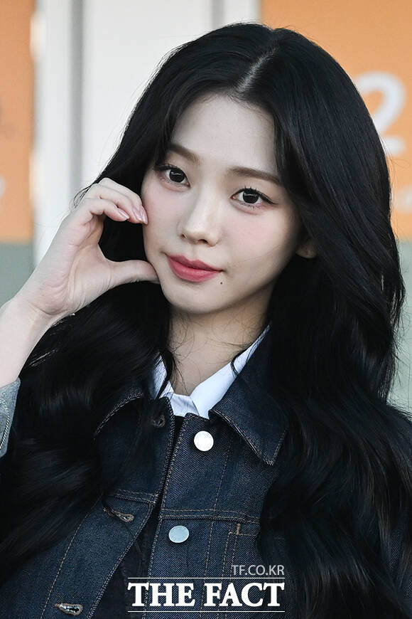 에스파 카리나가 25일 오전 패션쇼 참석을 위해 인천국제공항에서 이탈리아 밀라노로 출국하고 있다. /인천국제공항=김성렬 인턴기자