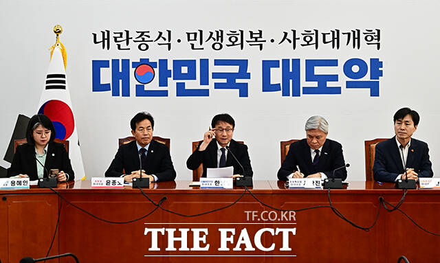 한병도 더불어민주당 원내대표(가운데)가 25일 오전 서울 여의도 국회에서 열린 민주당-개혁진보4당, 정치개혁 간담회에 참석해 모두발언을 하고 있다. /국회=배정한 기자