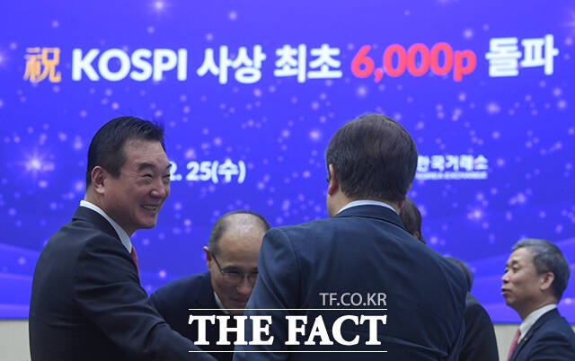 한국거래소 홍보관의 '코스피 5000' 문구가 '코스피 6000' 문구와 겹쳐 보이고 있다.