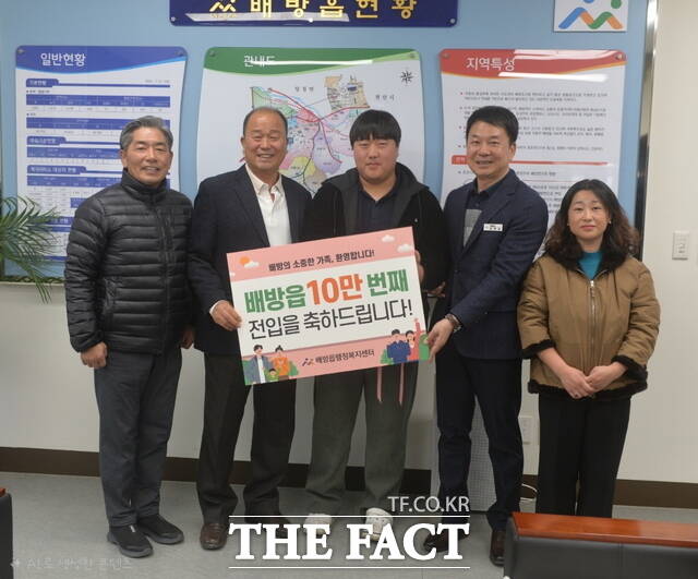 아산시 배방읍 인구 10만 번째 주민으로 등록(출생)된 김씨 가족이 기념 촬영을 하고 있다. /아산시