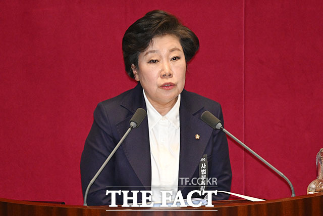 조배숙 국민의힘 의원이 25일 오후 서울 여의도 국회에서 열린 제432회 국회(임시회) 8차 본회의에서 형법일부개정법률안(대안) 수정안에 대해 무제한 토론(필리버스터)을 하고 있다. /국회=남용희 기자