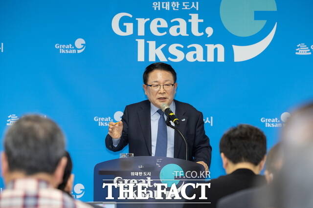 익산로컬푸드직매장 어양점의 운영 중단이 임박한 가운데 25일 익산시청 브리핑룸에서 정헌율 익산시장이 익산시의회와 농가, 시민들에게 어양점의 빠른 정상화를 위한 협조를 호소하고 있다. /익산시