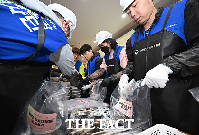 임기근 기획재정부 제2차관(왼쪽)과 배우 박하선 등 행복공감봉사단 단원들이 25일 오전 서울 종로구 돈의동 쪽방촌에서 쪽방촌 어르신을 위한 정월대보름맞이 도시락을 배달하고 있다. /박헌우 기자