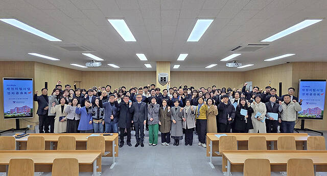 경북전문대학교가 재정지원사업 성과공유회 개최 후 단체로 기념사진을 찍고 있다. /경북전문대