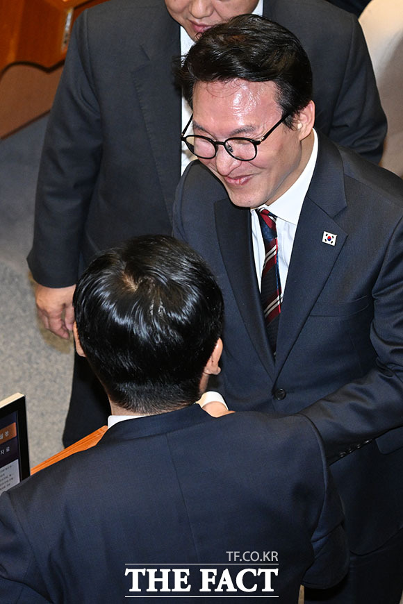 전재수 의원 만나 대화 나누는 김 총리(오른쪽).