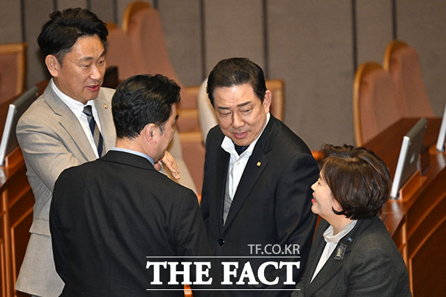 경찰 출석 앞둔 김병기, 여유로운 미소로 본회의 출석.