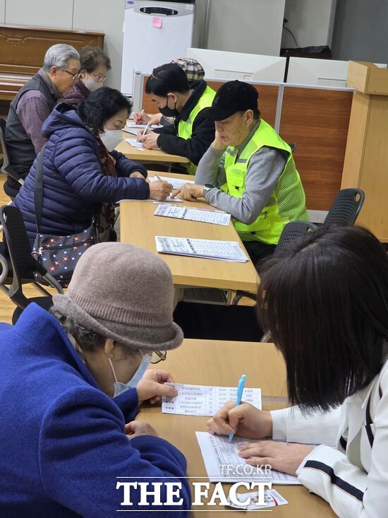 대덕구노인종합복지관이 23일부터 노년사회화교육 평생교육∙취미여가 상반기 프로그램 참여를 위한 접수를 진행했다. /대덕구노인종합복지관