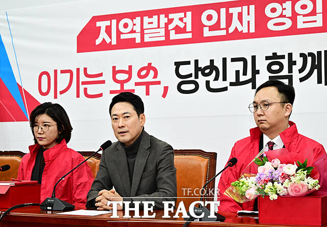 장동혁 국민의힘 대표가 25일 오전 서울 여의도 국회에서 열린 지역발전 인재 영입 환영식에 참석해 인사말을 하고 있다.