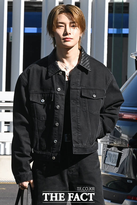 스트레이 키즈 아이엔이 25일 오전 해외 일정 참석을 위해 인천국제공항에서 이탈리아 밀라노로 출국하며 포즈를 취하고 있다. /인천국제공항=김성렬 인턴기자