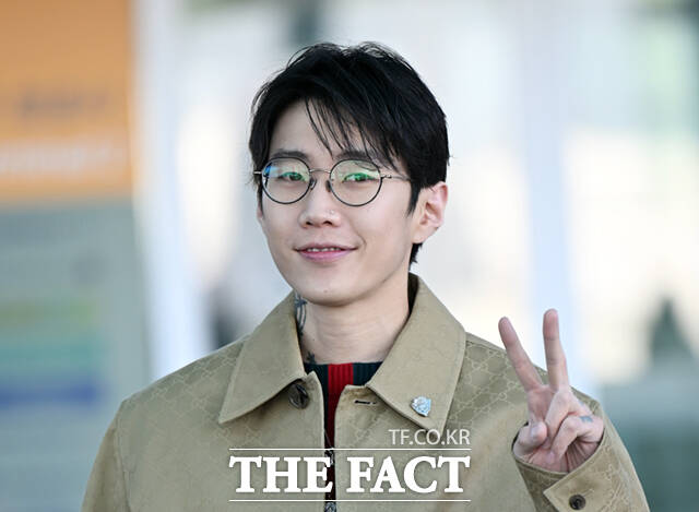 가수 박재범이 25일 오전 구찌 2026 가을 겨울 패션쇼 참석을 위해 인천국제공항에서 밀라노로 출국하며 포즈를 취하고 있다. /인천국제공항=이새롬 기자