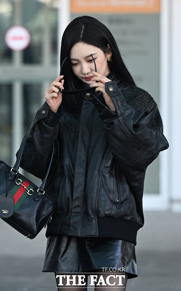 에스파 닝닝이 25일 오전 구찌 2026 가을 겨울 패션쇼 참석을 위해 인천국제공항에서 밀라노로 출국하며 선글라스를 착용하고 있다. /인천국제공항=이새롬 기자