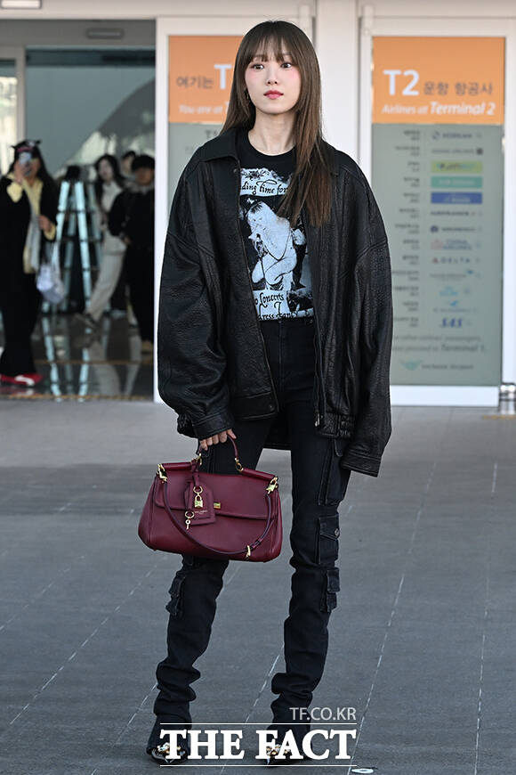 배우 이성경이 25일 오전 해외 일정 참석을 위해 인천국제공항에서 이탈리아 밀라노로 출국하며 팬들에게 인사하고 있다. /인천국제공항=김성렬 인턴기자