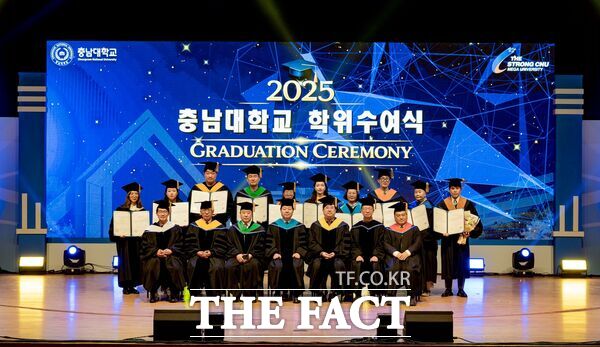 충남대학교가 25일 정심화국제문화회관 정심화홀에서 2025학년도 전기 학위수여식을 개최했다. 학사 2581명·석사 936명·박사 191명 등 3708명이 졸업했다. /충남대학교