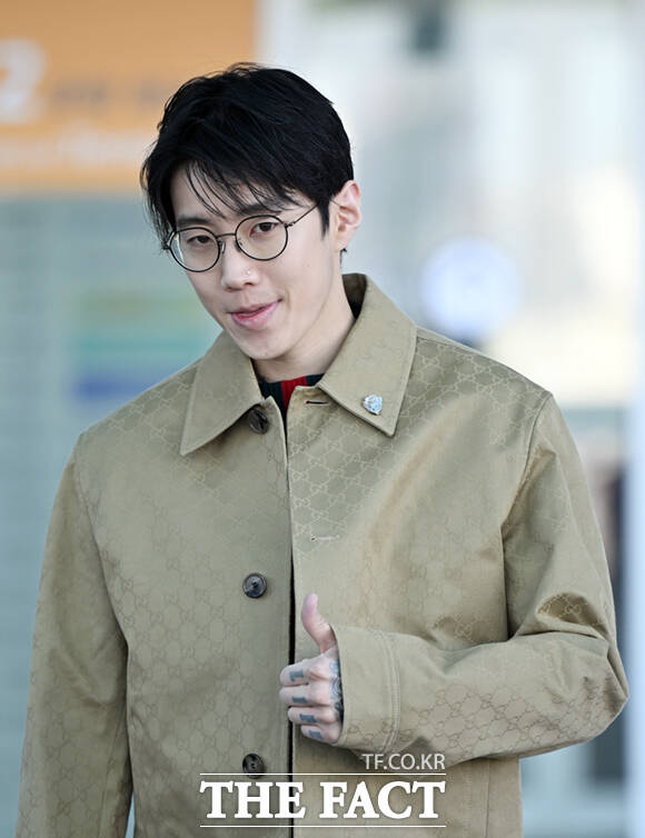 가수 박재범이 25일 오전 구찌 2026 가을 겨울 패션쇼 참석을 위해 인천국제공항에서 밀라노로 출국하며 포즈를 취하고 있다. /인천국제공항=이새롬 기자