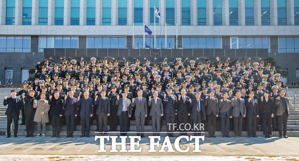 25일 국방대학교 '2026학년도 학위과정 입교식'을 마치고 입학생들이 힘찬 도약을 다짐하며 김영호 국방대 총장 직무대행을 비롯한 국방대 주요 직위자, 교수들과 함께 기념 촬영을 하고 있다. /국방대학교