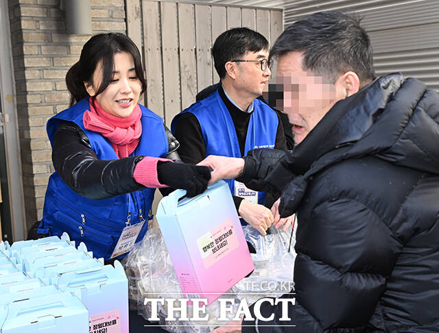 임기근 기획재정부 제2차관(왼쪽)과 배우 박하선 등 행복공감봉사단 단원들이 25일 오전 서울 종로구 돈의동 쪽방촌에서 쪽방촌 어르신을 위한 정월대보름맞이 도시락을 배달하고 있다. /박헌우 기자