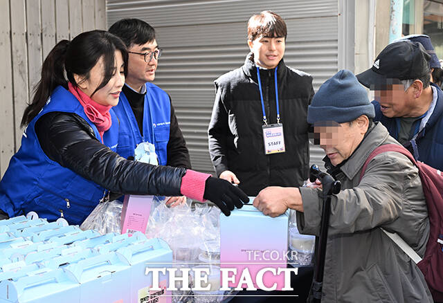 임기근 기획재정부 제2차관(왼쪽)과 배우 박하선 등 행복공감봉사단 단원들이 25일 오전 서울 종로구 돈의동 쪽방촌에서 쪽방촌 어르신을 위한 정월대보름맞이 도시락을 배달하고 있다. /박헌우 기자