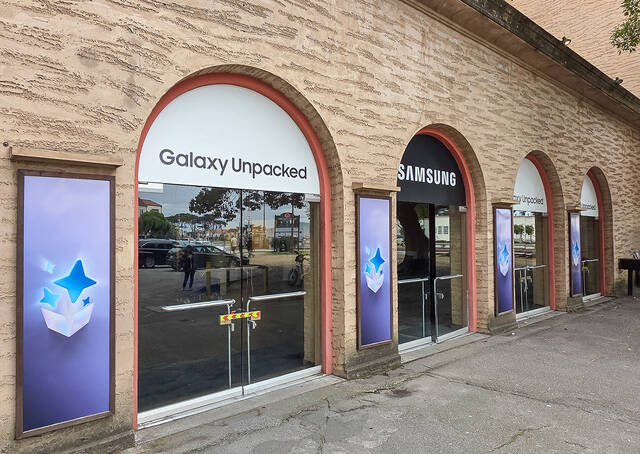 24일(현지시간) 삼성전자가 미국 샌프란시스코 '팰리스 오브 파인 아트(Palace of Fine Arts)'에서 '삼성 갤럭시 언팩 2026' 행사 준비를 하고 있다. /삼성전자