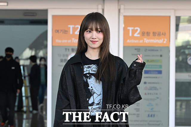 배우 이성경이 25일 오전 해외 일정 참석을 위해 인천국제공항에서 이탈리아 밀라노로 출국하며 팬들에게 인사하고 있다. /인천국제공항=김성렬 인턴기자