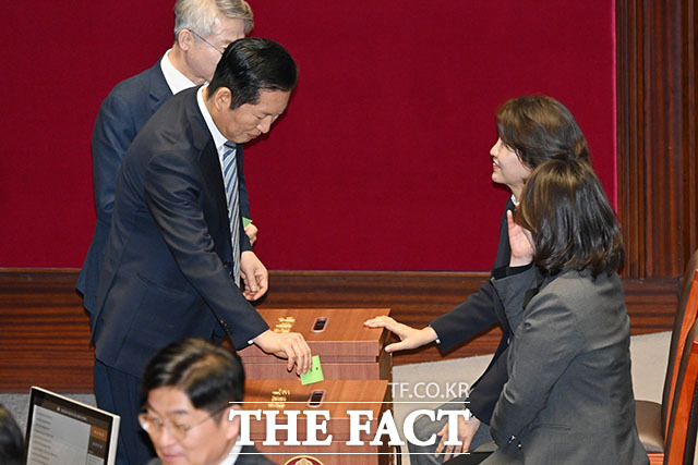 상법 일부개정법률안 무제한 토론 종결의 건 투표 하는 정청래 더불어민주당 대표.