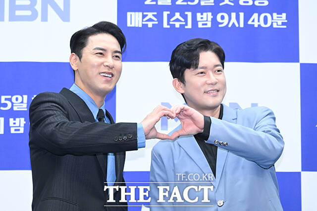 가수 장민호(왼쪽)와 방송인 김대호가 25일 오전 서울 마포구 상암 스탠포드호텔 코리아에서 열린 MBN 오디션 프로그램 ‘무명전설-트롯 사내들의 서열전쟁’ 제작발표회에 참석해 포즈를 취하고 있다. /서예원 기자