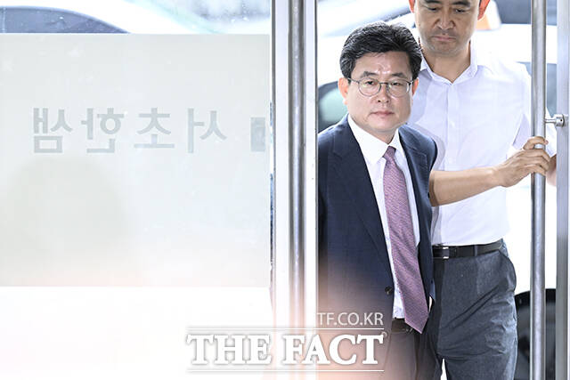 12·3 비상계엄 당시 사후 계엄 선포문을 작성한 혐의 등으로 재판에 넘겨진 강의구 전 대통령실 부속실장에 대한 정식 공판이 내달 25일 시작된다. 강 전 실장이 지난해 7월 서울 서초구 채상병 특검 사무실에 참고인 신분으로 조사를 받기 위해 출석하고 있다. /장윤석 기자